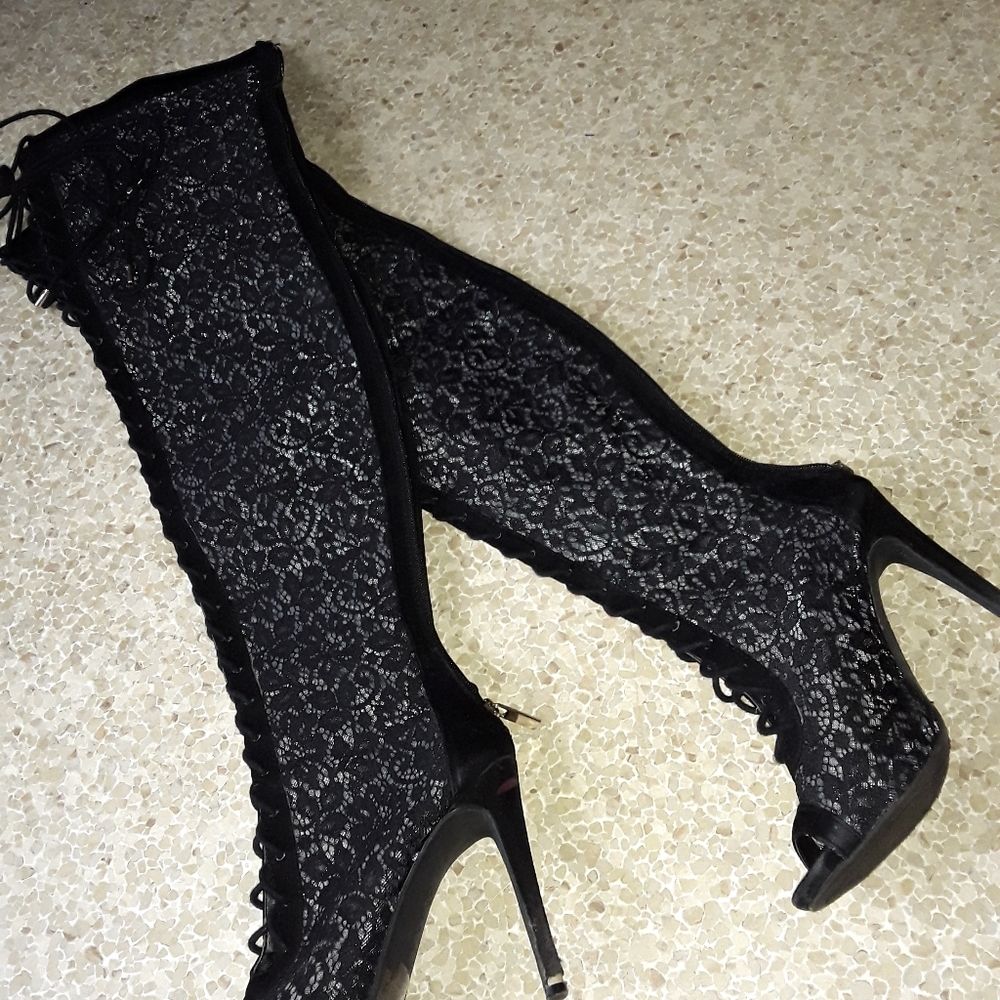 Women's heels and neck chokers